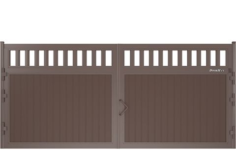 Уличные распашные ворота с решеткой и вертикальным расположением сэндвич-панелей